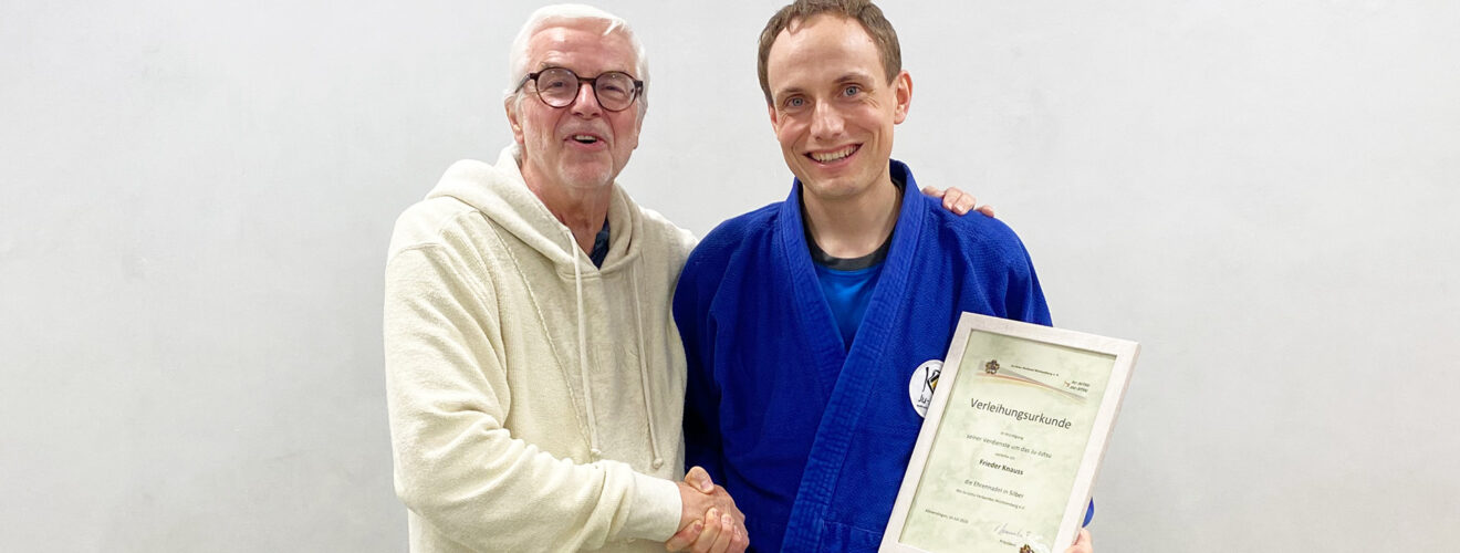 Volkmar Baumbast verleiht Frieder Knauss die silberne Ehrennadel