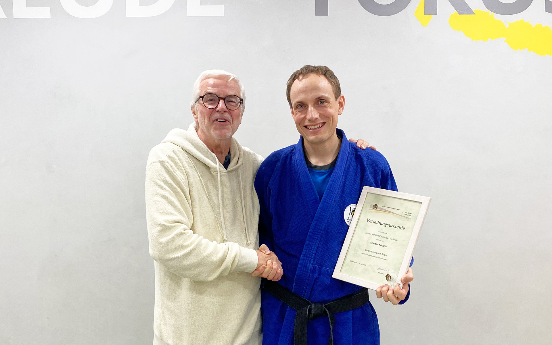 Volkmar Baumbast verleiht Frieder Knauss die silberne Ehrennadel